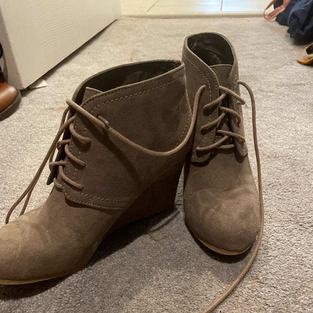 Women’s size 6 shoes